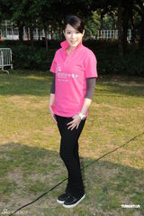 组图：伏明霞一家四口亮相 与李小鹏夫妇合影