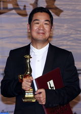 组图：金鸡百花节颁奖礼后台 众星亲吻奖杯