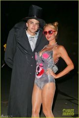 组图：希尔顿模仿麦莉吐舌穿性感熊装