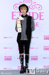 组图：SHINee帅气出席新香水发布会