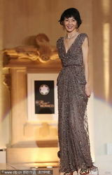 组图：张曼玉金色深V薄纱裙亮相 拽裙摆似蝴蝶仙女