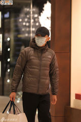 组图：梁朝伟独自逛街帮刘嘉玲买内衣裤