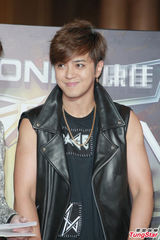 组图：榜中榜小贝贴面女主播 EXO-M西装俊朗