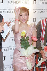 组图：滨崎步签写真集慈善义卖 绯闻男友默契相伴