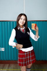 高清组图：韩人气团体Kara穿校服代言活力四射