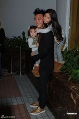 组图：钟镇涛生日携女亮相派对 谭咏麟叶童现身