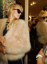 组图：帕丽斯-希尔顿上海购物频频换装