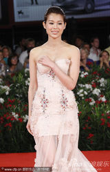 组图：杜琪峰《夺命金》首映 胡杏儿长裙华丽