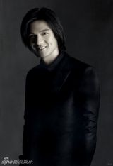 幻灯图：冯德伦登杂志封面 油画质感写真深沉