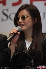 组图：赵薇戴墨镜携《致青春》素服低调宣传