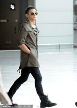 组图：吴奇隆扎时髦小辫子现身机场 与粉丝亲切聊天