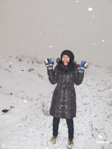 组图：莫文蔚畅游哈尔滨冰雪节 冰屋吃火锅爽到high