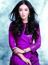 组图：秦岚登《瑞丽》封面 pose洒脱自信十足