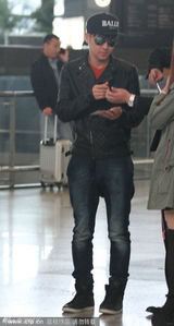 组图：林志颖乘房车赶飞机 为苦守粉丝送签名