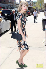 组图：泰勒复古裙秀纤细腰身 袅袅婷婷娇艳如花