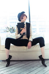 组图：街拍达人徐粲金帅气LOOK男士马甲搭女装