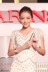 组图：熊黛林白色长裙性感代言 气质优雅宛如女神