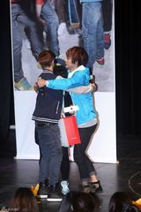 高清组图：韩国偶像组合BEAST办见面会亲密互动