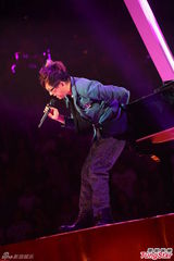 组图：伦永亮演唱会尾场 即兴拉叶德娴上台合唱