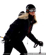 组图：希尔顿携小男友现身雪场 滑雪不忘拗造型