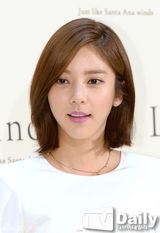 组图：张根硕少女时代等背靓包光鲜出席活动