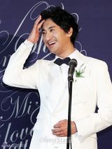 组图：申贤俊娶小12岁娇妻 玄彬张东健到场祝贺