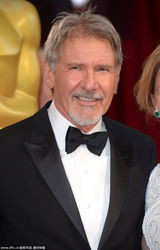 组图:第86届奥斯卡红毯 哈里森-福特夫妻档亮相