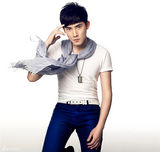 组图：张睿时尚写真 温暖型男演绎牛仔风情