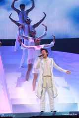 组图：张信哲红馆开唱 深情演绎哲式情歌