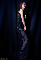 组图：张俪双子时尚季 白黑纯粹秀完美裸背