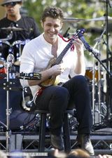 组图：马修-莫里森露天打歌发布首张个人专辑