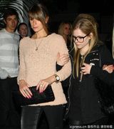 组图：艾薇儿戴眼镜扮文艺青年 否认怀孕埋头疾走