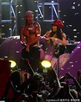 组图：麻辣鸡个唱粉丝强行上台 与保镖激烈扭打