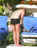 幻灯：传希拉里达芙已与男友订婚 海边度假秀钻戒