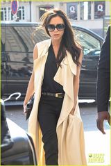 组图：贝嫂潮装现身车站 长衫飘舞女王范儿十足