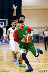 组图：萧敬腾一扫泼粪阴霾 展笑颜和学生打球