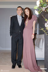 组图：舒淇优雅长裙性感代言 低胸美背十足抢镜