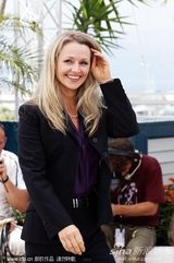 组图：《睡美人》发布会 艾米丽-布朗宁俏皮亮相 