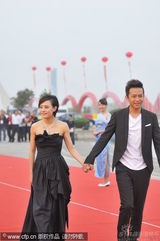 幻灯图集：邓超孙俪亲密亮相 手牵手恩爱走红毯