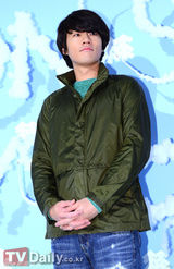 组图：李珉廷红衣出席活动 李基宇华丽九头身