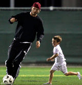 组图：贝克汉姆助阵儿子比赛 球场打闹大展父爱