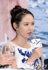 组图：孙艺珍青花瓷白裙宣传新剧《鲨鱼》