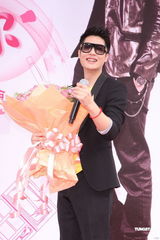 组图：周汤豪长针眼戴墨镜遮丑 公布择偶条件