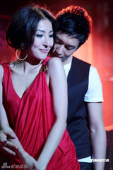 幻灯图：黄晓明杨谨华夜店拍MV 暧昧色诱画面火辣