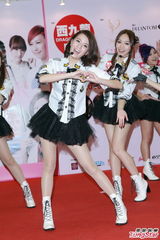 组图：少女组合SuperGear握手会秀美腿引宅男