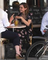 组图：沃特森黑色花朵长裙知性 与友人开心热聊