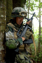 组图：张博《战雷》演血性工兵 丛林战默然淌泪