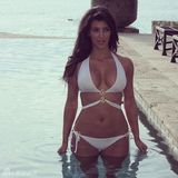 组图：金-卡戴珊晒海滩照 翘臀抛胸性感外露