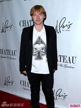 组图：罗恩鲁伯特23岁生日派对曝光 戴蜡烛眼镜