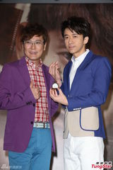 组图：光良举办新专辑发片记者会 张信哲站台